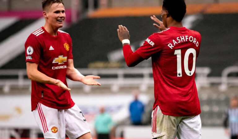 Premier League round-up: Manchester clubs both win, Chelsea draw 3-3 and Villa win again