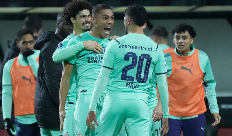 Eredivisie round-up: Late PSV winner sends them top; AZ stun Ajax in Amsterdam